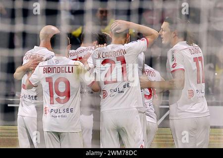 Salerne, Italie. 24 février 2024. Daniel Maldini de l'AC Monza célèbre avec ses coéquipiers après avoir marqué le but de 0-1 lors du match de Serie A entre l'US Salernitana et l'AC Monza au stade Arechi de Salerne (Italie), le 24 février 2024. Crédit : Insidefoto di andrea staccioli/Alamy Live News Banque D'Images