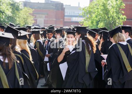 Diplômés à l'extérieur à l'Université de Birmingham, Royaume-Uni, après la cérémonie de remise des diplômes. Banque D'Images