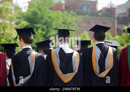 Diplômés après la cérémonie de remise des diplômes à l'Université de Birmingham, Royaume-Uni, en ligne pour les photographies officielles Banque D'Images