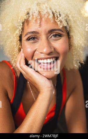 Une jeune femme biraciale sourit avec éclat Banque D'Images