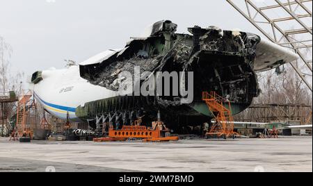 Kiev, Ukraine. 24 février 2024. L'Antonov an-225 Mriya, le plus grand avion cargo du monde, détruit par les troupes russes prises lors d'une commémoration avec les militaires des Forces de défense qui ont participé à la défense de l'aéroport Antonov à Hostomelin, Ukraine, samedi 24 février 2024. Le premier ministre belge et président de la Commission européenne sont en visite en Ukraine, le jour du deuxième anniversaire du début du conflit avec la Russie. BELGA PHOTO BENOIT DOPPAGNE crédit : Belga News Agency/Alamy Live News Banque D'Images