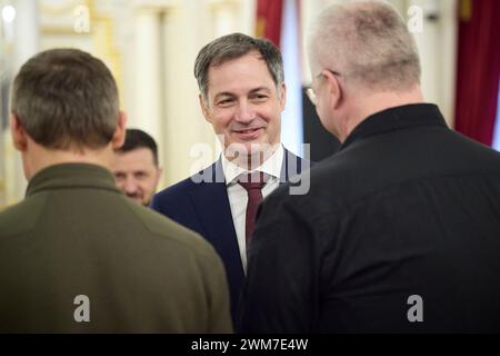 Kiev, Ukraine. 24 février 2024. Le premier ministre belge Alexander de Croo, au centre, s’entretient avec le vice-chef d’état-major présidentiel ukrainien Andrii Sybiha, à droite, et le conseiller à la sécurité nationale Roman Mashovet, à gauche, avant le début d’une réunion trilatérale sur le 2ème anniversaire de l’invasion russe au Palais Mariinsky, le 24 février 2024 à Kiev, en Ukraine. Crédit : Pool photo/Bureau de presse présidentiel ukrainien/Alamy Live News Banque D'Images