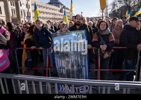 Démo à Berlin pour le deuxième anniversaire de la guerre des Russes contre l'Ukraine avec de nombreux orateurs Banque D'Images