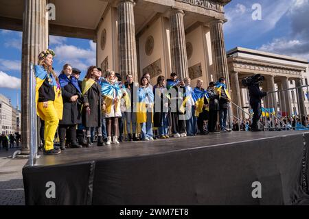 Démo à Berlin pour le deuxième anniversaire de la guerre des Russes contre l'Ukraine avec de nombreux orateurs Banque D'Images