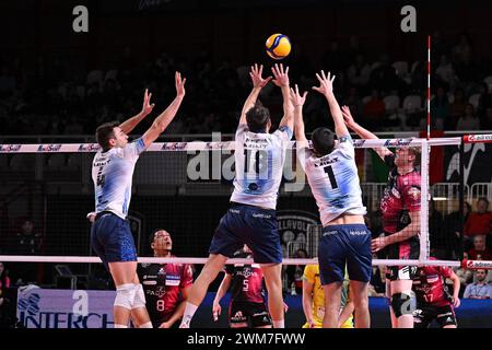 Padoue, Italie. 24 février 2024. Bloc de Gabriele di Martino ( Mint Vero volley Monza ) pendant la Superleague de volleyball Serie Un match entre Pallavolo Padova et Mint Vero volley Monza au Kioene Arena de Padova, Italie le 24 février 2024 pendant Pallavolo Padova vs Vero volley Monza, volleyball Italien Serie A match de Superligue masculine à Padoue, Italie, 24 février 2024 crédit : Independent photo Agency/Alamy Live News Banque D'Images