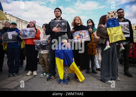 24 février 2024, Cracovie (pologne) : des citoyens et sympathisants ukrainiens assistent à la marche " ensemble pour la victoire " pour manifester leur solidarité avec l'Ukraine et commémorer le deuxième anniversaire de l'invasion russe en Ukraine. Cracovie, Pologne, le 24 février 2024. L'attaque à grande échelle de la Russie a provoqué la plus grande crise de réfugiés en Europe depuis la seconde Guerre mondiale, avec plus de 10 millions de personnes traversant la frontière polonaise. (Crédit image : © Beata Zawrzel/ZUMA Press Wire) USAGE ÉDITORIAL SEULEMENT! Non destiné à UN USAGE commercial ! Banque D'Images