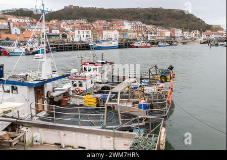 Bateaux commerciaux amarrés dans le port de Scarborough avec la ville derrière, Yorkshire, Angleterre Banque D'Images