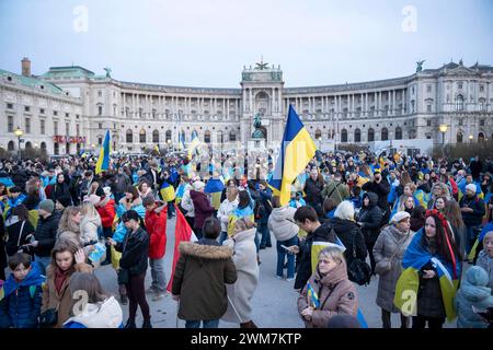 Wien, Österreich. 24. Février 2024. Ukraine-Demo Marsch des Lichtes anlässlich des Jahrestags des russischen Überfalls auf die Ukraine in Wien. Vienne *** Vienne, Autriche 24 février 2024 Ukraine Marche de démonstration de la lumière à l'occasion de l'anniversaire de l'invasion russe de l'Ukraine à Vienne Vienne Banque D'Images