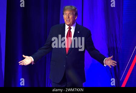 National Harbor, États-Unis. 24 février 2024. L’ancien président Donald Trump salue les applaudissements à son arrivée à la Conférence d’action politique conservatrice (CPAC), samedi 24 février 2024, à National Harbor, Maryland. Des milliers d'activistes conservateurs, d'élus et de spécialistes se sont réunis pour entendre des conférenciers sur le thème de cette année : « CPAC : où le mondialisation va mourir ». Photo de Mike Theiler/UPI crédit : UPI/Alamy Live News Banque D'Images