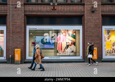 Des gens passent devant la vitrine du grand magasin Stockmann sur Aleksanterinkatu dans le district de Kluuvi à Helsinki, en Finlande Banque D'Images