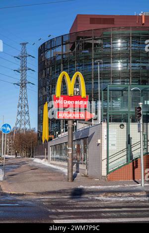 McDonald's traverse le panneau de poteau au coin de Paciuksenkatu et Paciuksenkaari dans le district de Meilahti à Helsinki, en Finlande Banque D'Images