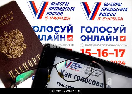 Moscou, Russie. 23 février 2024. Un passeport d'un citoyen de la Fédération de Russie et des dépliants contenant des informations sur les élections présidentielles de la Fédération de Russie sont sur fond blanc Banque D'Images