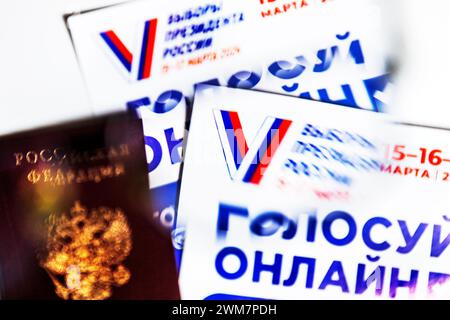 Moscou, Russie. 23 février 2024. Un passeport d'un citoyen de la Fédération de Russie et des dépliants contenant des informations sur les élections présidentielles de la Fédération de Russie sont sur fond blanc. La bannière indique « vote en ligne » Banque D'Images