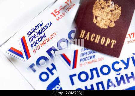 Moscou, Russie. 23 février 2024. Un passeport d'un citoyen de la Fédération de Russie et des dépliants contenant des informations sur les élections présidentielles de la Fédération de Russie sont sur fond blanc Banque D'Images