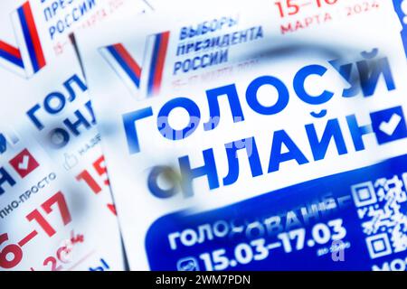 Moscou, Russie. 23 février 2024. Les dépliants contenant des informations sur les élections présidentielles de la Fédération de Russie sont sur fond blanc Banque D'Images
