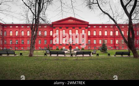 Vue symétrique du Red University Building. Façade arrière de l'Université nationale Taras Shevchenko de Kiev. Banque D'Images