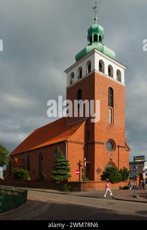 Église à Jastarnia en été de la saison touristique, Pologne Banque D'Images