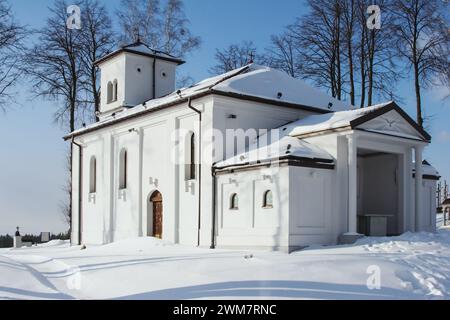 Église blanche en hiver à Podlasie, Pologne Banque D'Images