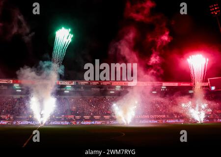 Nimègue, pays-Bas. 24 février 2024. NIMÈGUE, PAYS-BAS - 24 FÉVRIER : feux d'artifice à l'intérieur du stade pendant le match néerlandais Eredivisie entre NEC et Sparta Rotterdam au Goffertstadion le 24 février 2024 à Nimègue, pays-Bas. (Photo de Broer van den Boom/Orange Pictures) crédit : Orange pics BV/Alamy Live News Banque D'Images