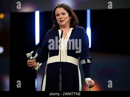 Berlin, Allemagne. 24 février 2024. L'actrice Emily Watson se tient sur scène lors de la cérémonie de remise des prix lors du gala de clôture au Palast de la Berlinale après avoir remporté un Ours d'argent dans la catégorie meilleure performance d'acteur dans un rôle secondaire pour son rôle dans « Small Things Like These ». Le 74ème Festival International du film de Berlin aura lieu du 15 au 25 février 2024. Crédit : Monika Skolimowska/dpa/Alamy Live News Banque D'Images