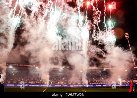 Nimègue, pays-Bas. 24 février 2024. NIMÈGUE, PAYS-BAS - 24 FÉVRIER : feux d'artifice à l'intérieur du stade pendant le match néerlandais Eredivisie entre NEC et Sparta Rotterdam au Goffertstadion le 24 février 2024 à Nimègue, pays-Bas. (Photo de Broer van den Boom/Orange Pictures) crédit : Orange pics BV/Alamy Live News Banque D'Images