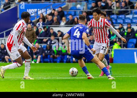 Cardiff, Royaume-Uni. 24 février 2024. BAE Jun-Ho de Stoke City (R) sous la pression de Dimitrios Goutas de Cardiff City lors du match de championnat EFL Skybet, Cardiff City v Stoke City au Cardiff City Stadium de Cardiff, pays de Galles, samedi 24 février 2024. Cette image ne peut être utilisée qu'à des fins éditoriales. Usage éditorial uniquement, photo par crédit : Andrew Orchard sports Photography/Alamy Live News Banque D'Images