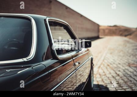 Noir classique Mercedes-Benz W123 coupé des années 1970 Vue de derrière une vieille voiture sombre. Banque D'Images