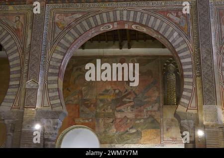 Espagne, Tolède. Église de San Román. Construit dans le style mudéjar au 13ème siècle. Peintures sur le mur sud représentant la Résurrection des morts. Anges annonçant l'arrivée du jugement dernier. Banque D'Images