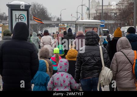Moscou, Russie. 23 février 2024. Beaucoup de gens marchent dans une rue de la station de métro à l'entrée centrale du centre d'exposition VDNH à Moscou, en Russie Banque D'Images