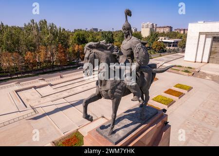 Vue aérienne de dessus à Monument statue épique d'Aykol Manas - héros kirghize sur la place Ala-Too. Musée d'histoire de l'État dans le centre-ville de Bichkek. asie centrale, Kyr Banque D'Images