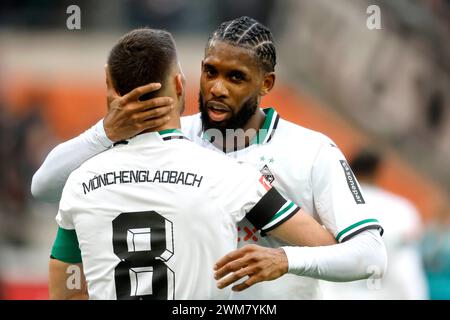 Moenchengladbach, Deutschland, Allemagne 1. Fussball Bundesliga, 23.Spieltag, Borussia Moenchengladbach : VFL Bochum 5:2 24. 02. 2024 im Borussia Park in Moenchengladbach Julian WEIGL (MG) Li.- wird nach seinem Treffer von Theoson Jordan SIEBATCHEU (MG) Re.-gefeiert photo : Norbert Schmidt, Duesseldorf Banque D'Images