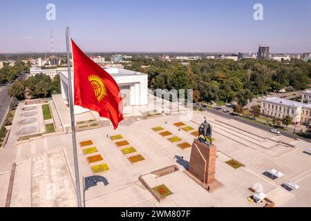 Vue aérienne de dessus au drapeau Kirghizistan. Monument statue épique d'Aykol Manas - héros kirghize sur la place Ala-Too. Musée d'histoire de l'État dans le centre-ville de Bichkek c Banque D'Images