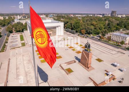 Vue aérienne de dessus au drapeau Kirghizistan. Monument statue épique d'Aykol Manas - héros kirghize sur la place Ala-Too. Musée d'histoire de l'État dans le centre-ville de Bichkek c Banque D'Images