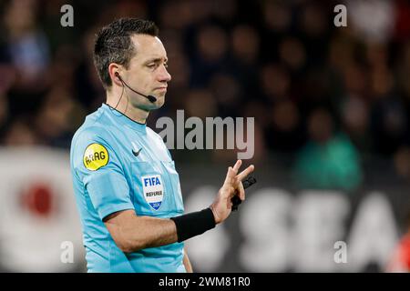 Nimègue, pays-Bas. 24 février 2024. NIMÈGUE, PAYS-BAS - 24 FÉVRIER : L'arbitre Dennis Higler fait des gestes lors du match néerlandais Eredivisie entre NEC et Sparta Rotterdam au Goffertstadion le 24 février 2024 à Nimègue, pays-Bas. (Photo de Broer van den Boom/Orange Pictures) crédit : Orange pics BV/Alamy Live News Banque D'Images