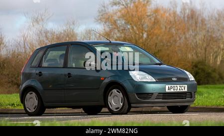 Milton Keynes, UK-Feb 23rd 2024 : 2003 voiture verte Ford Fiesta conduite sur une route anglaise Banque D'Images