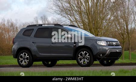 Milton Keynes, UK-23 février 2024 : voiture Dacia Duster conduisant sur une route anglaise Banque D'Images