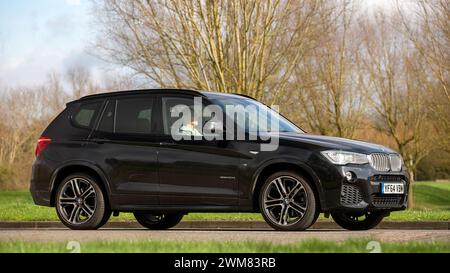 Milton Keynes, Royaume-Uni-Feb 23rd 2024 : 2014 BMW X3 noir conduisant sur une route anglaise Banque D'Images