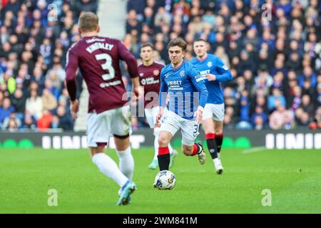 Glasgow, Royaume-Uni. 24 février 2024. Les Rangers FC ont joué au Heart of Midlothian FC lors d'un match de premier rang écossais au Ibrox Stadium, Glasgow, Écosse, Royaume-Uni. À ce moment-là, les Rangers sont en première place de la ligue et à 2 points d'écart de leurs rivaux les plus proches, le Celtic. Les coeurs sont assis troisième, donc c'est un jeu important pour les deux équipes. Crédit : Findlay/Alamy Live News Banque D'Images