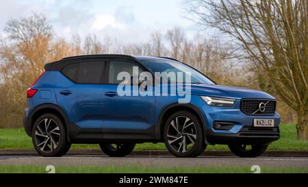 Milton Keynes, UK-Feb 23rd 2024 : 2021 voiture bleue Volvo XC40 conduisant sur une route anglaise Banque D'Images