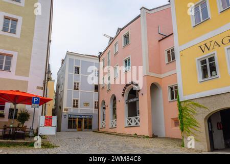 Passau, Allemagne - 21 juillet 2023 : vue de maisons colorées sur srteet, Passau, Bavière, Allemagne. Banque D'Images