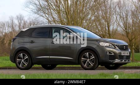 Milton Keynes, UK-23 février 2024 : 2019 gris Peugeot 3008 voiture roulant sur une route anglaise Banque D'Images