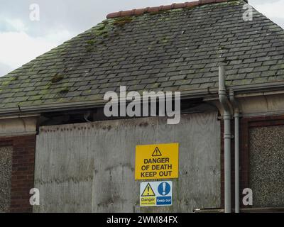 Des panneaux d'avertissement sur le Lido abandonné mais historique ont ouvert en 1932 et fermé en 1993. Banque D'Images