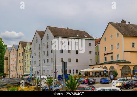 Passau, Allemagne - 21 juillet 2023 : vue de maisons colorées sur srteet, Passau, Bavière, Allemagne. Banque D'Images