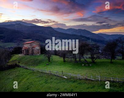 Vue extérieure de l'église St Christine de Lena au printemps. Santa Cristina de Lena est une église pré-romane catholique situé dans les Asturies, en Espagne. Banque D'Images