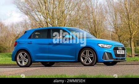 Milton Keynes, UK-Feb 23rd 2024:2019 bleu Audi A1 voiture conduisant sur une route anglaise Banque D'Images