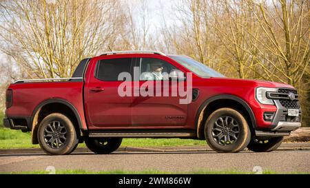 Milton Keynes, Royaume-Uni-Feb 23rd 2024:2023 rouge Ford Ranger voiture conduisant sur une route anglaise Banque D'Images