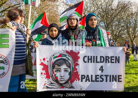 Bradford, Royaume-Uni. 24 FÉVRIER 2024. Des manifestants tiennent le signe Children for Palestine au début de la marche du West Yorkshire for Palestine. Gipsy ST/Leeds RD. Crédit Milo Chandler/Alamy Live News Banque D'Images