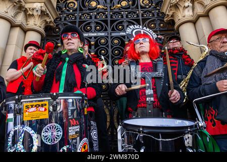 Bradford, Royaume-Uni. 24 FÉVRIER 2024. Membres de l'orchestre de rue Peace artistes sur les marches de Centenary Square, Bradford. Crédit Milo Chandler/Alamy Live News Banque D'Images