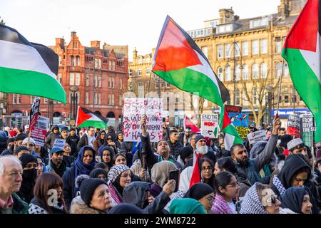 Bradford, Royaume-Uni. 24 FÉVRIER 2024. Rassemblement de la foule pro palestinienne au point de conclusion de la place du Centenaire pour mars. Crédit Milo Chandler/Alamy Live News Banque D'Images