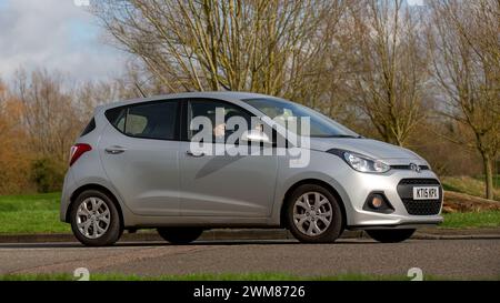 Milton Keynes, UK-Feb 23rd 2024 : 2015 argent Hyundai i10 voiture conduisant sur une route anglaise Banque D'Images